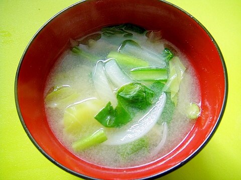 キャベツと玉ねぎ小松菜の味噌汁